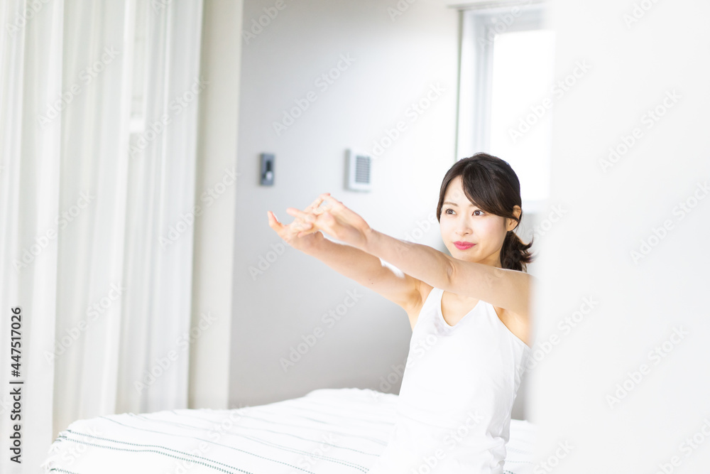 清々しく目覚める若い女性 清々しく目覚める若い女性