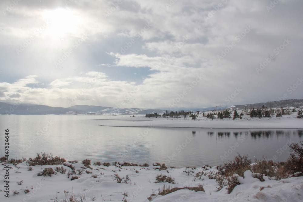 Fototapeta premium Colorado lake in the winter