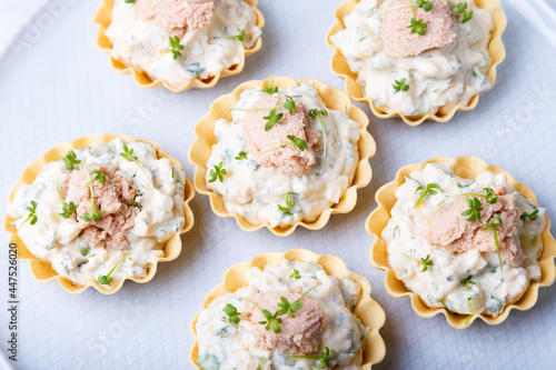 Konstfotografi Tartlets stuffed with codfish liver, codfish caviar, cucumber and microgreens