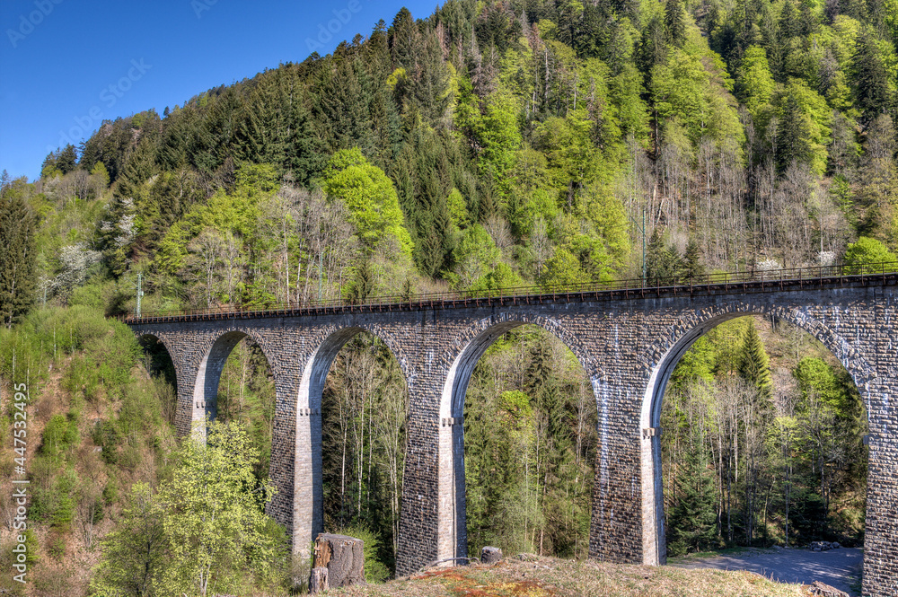 The 37 m high and 224 m long Ravenna Bridge is a viaduct of the Höllental Railway and the successor to the bridge built in 1887.