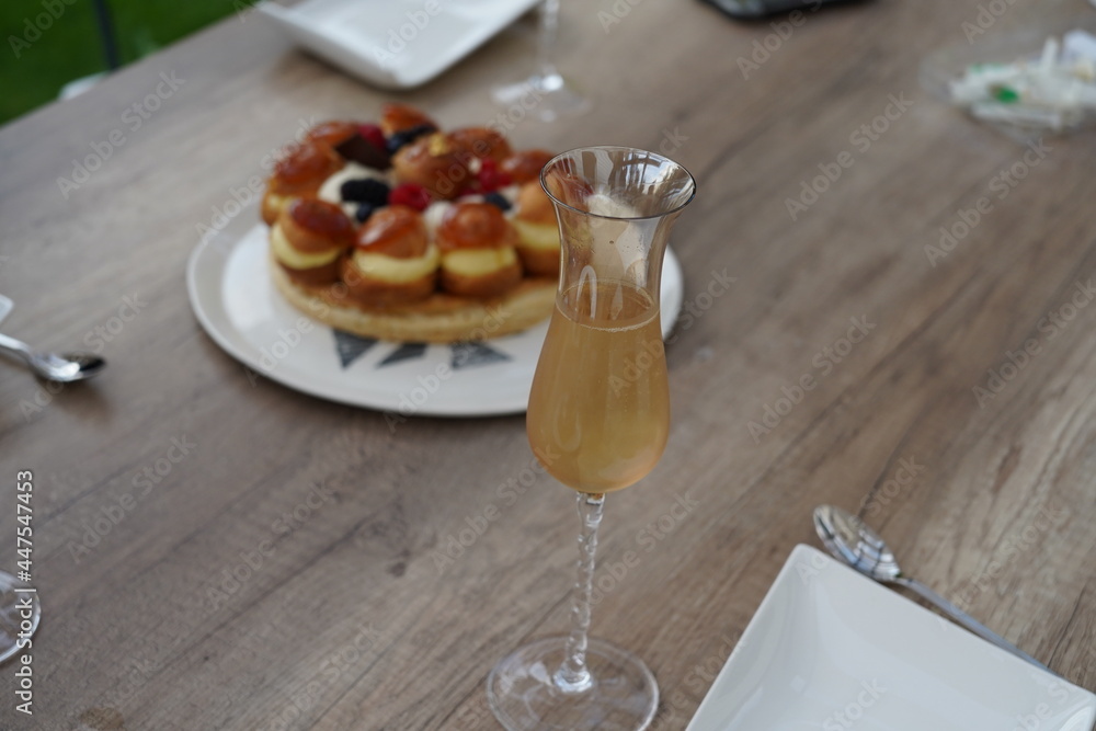 Flûte de champagne et choux à la crème pour célébrer