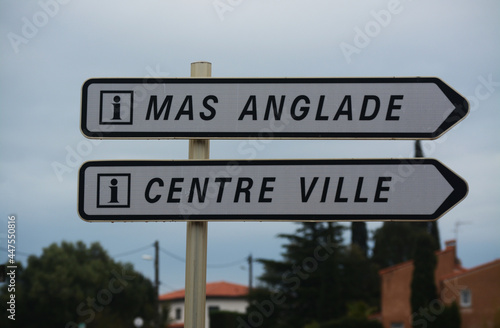 Panneau : flèches de direction mas Anglade, centre ville à Perpignan, Pyrénées orientales, Roussillon, Occitanie, France. © Georges Blond