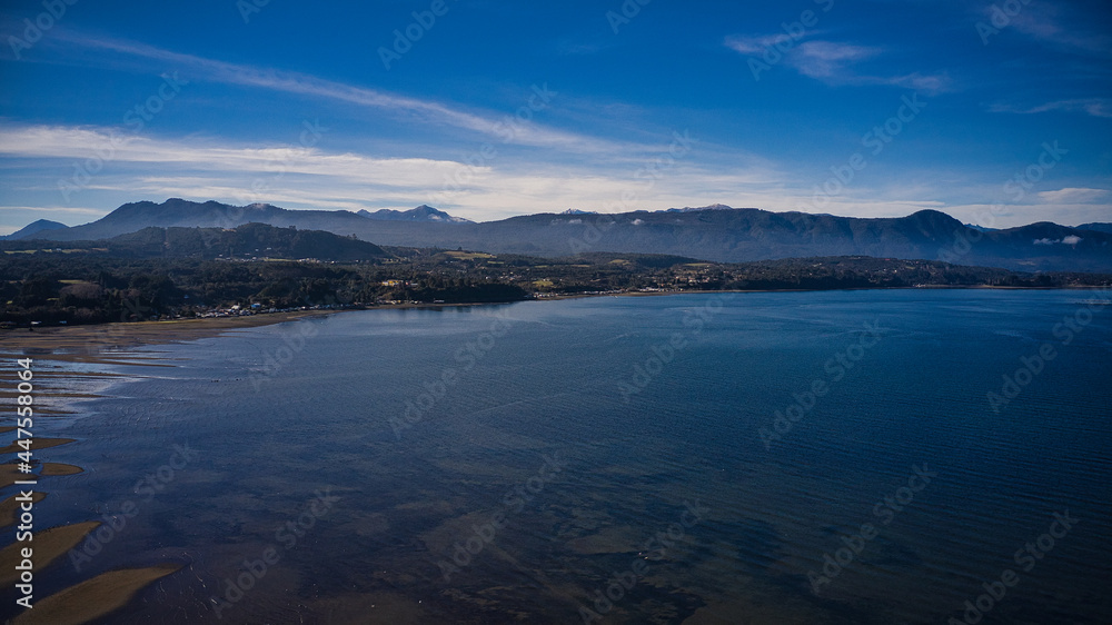 Fototapeta premium Humedal Rucahue, km 13 carretera Austral. En esos momentos había marea baja Y se logran ver el volcán Calbuco