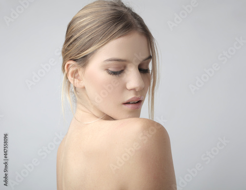 Tableau sur toile studio portrait of beautiful white girl