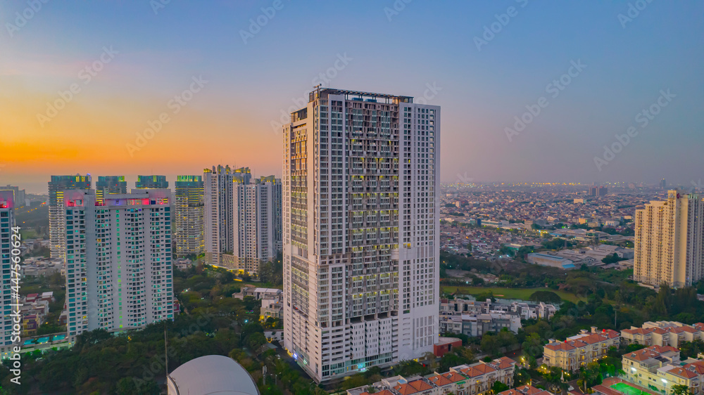Obraz premium Panoramic photo of Jakarta overlooking Parklands, and the city skyline with a spectacular sunset. Jakarta, Indonesia, July 28, 2021