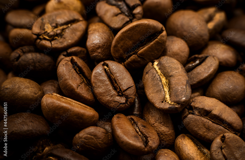 Naklejka premium Coffee grains of different varieties close-up. Coffee