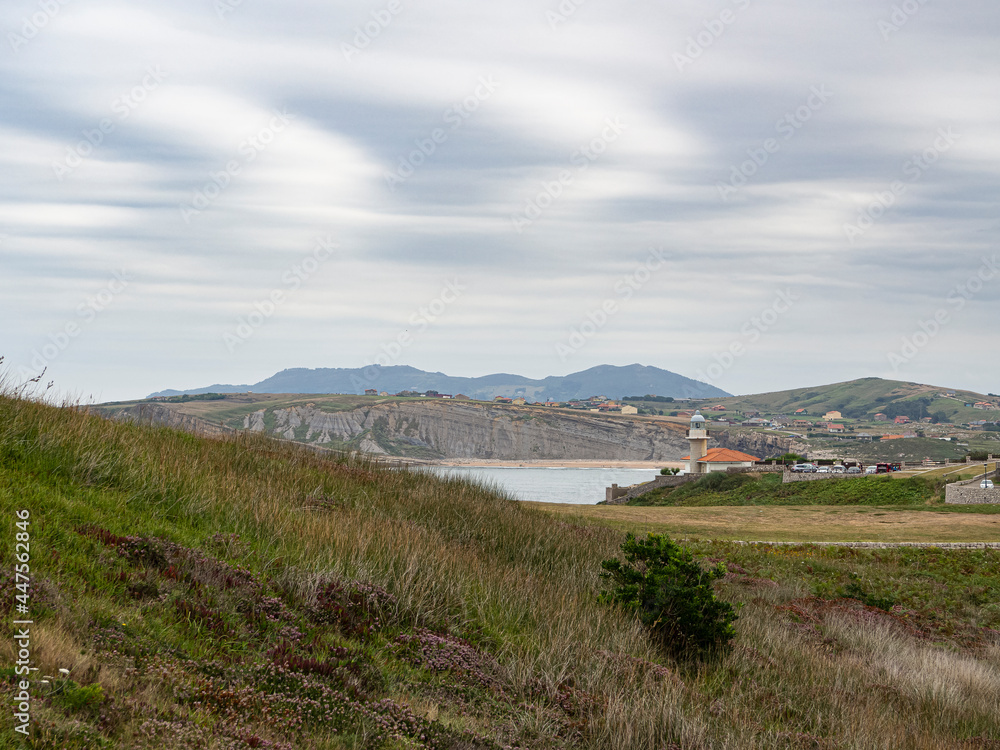 Vistas del Faro desde el Mirador Puestas del Sol en la Punta del Dichoso en Suances, Cantabria, verano de 2020. Vistas del Faro desde el Mirador Puestas del Sol en la Punta del Dichoso en Suances, Cantabria, verano de 2020.