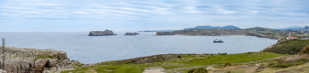 Vistas panorámicas del paisaje marino de costa desde el mirador de las Rocas en Suances, Cantabria, verano de 2020
