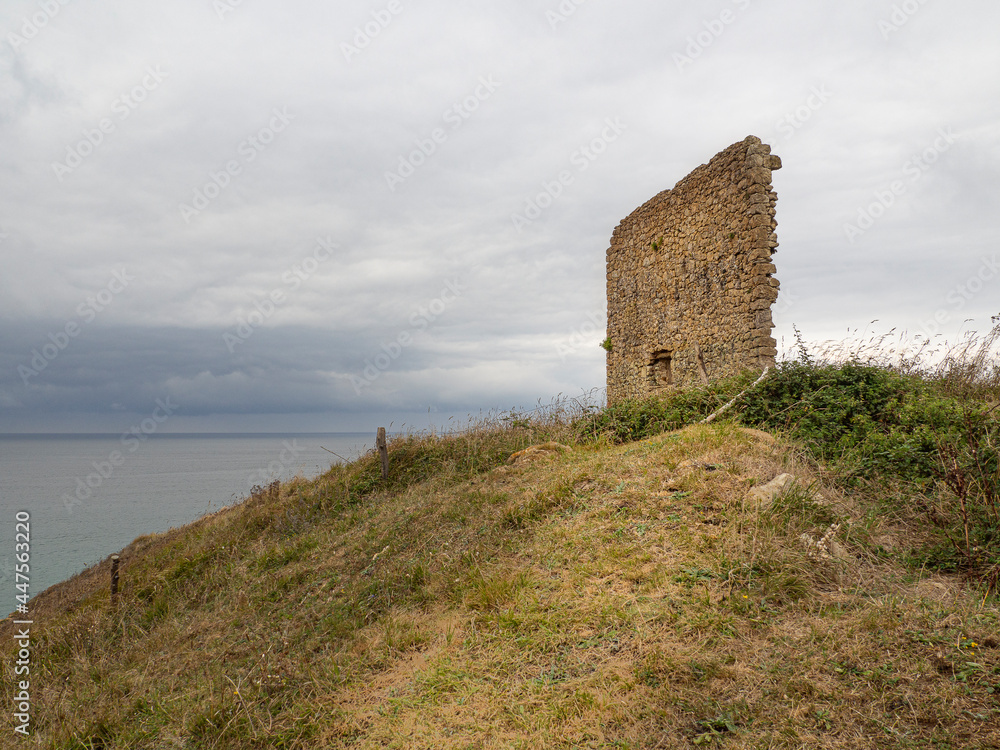 Vistas de las ruinas de la Torre de San Telmo en los acantilados de  la Ensenada de Santa Justa, con un horizonte nuboso en Cantabria, España, verano de 2020.