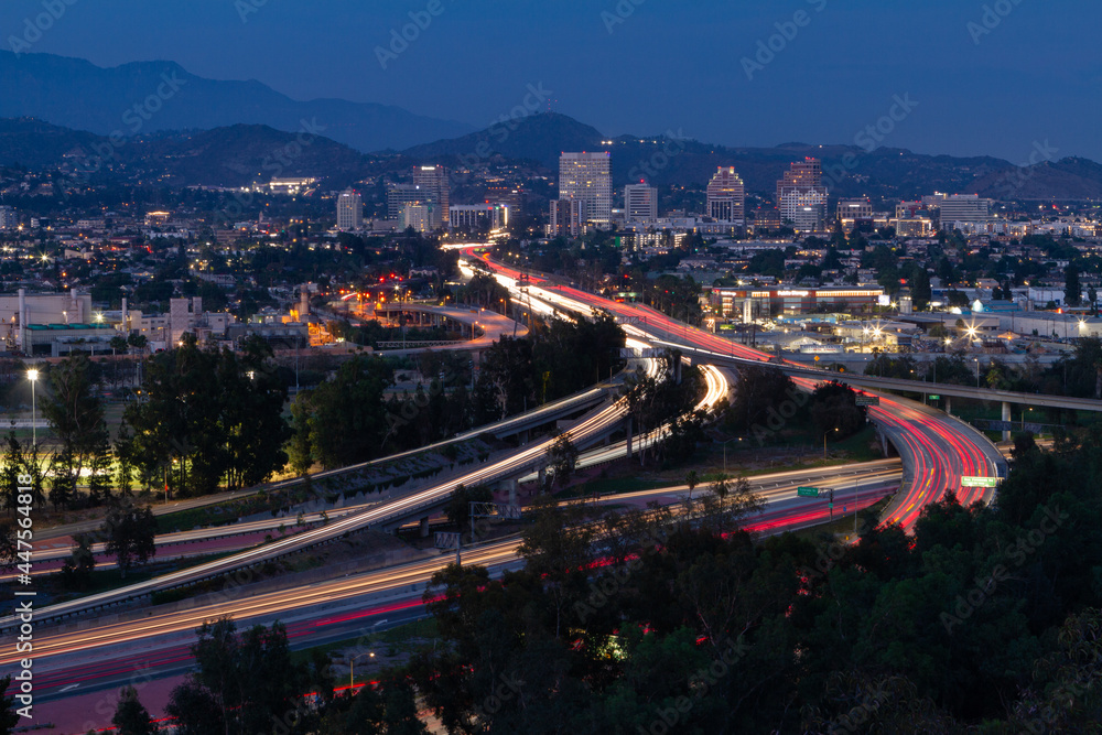 The 134 freeway leading into Glendale CA at blue hour.  - obrazy, fototapety, plakaty 