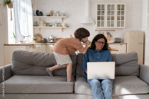 Foto Frustrated young woman, entrepreneur or remote worker work on laptop tired stres