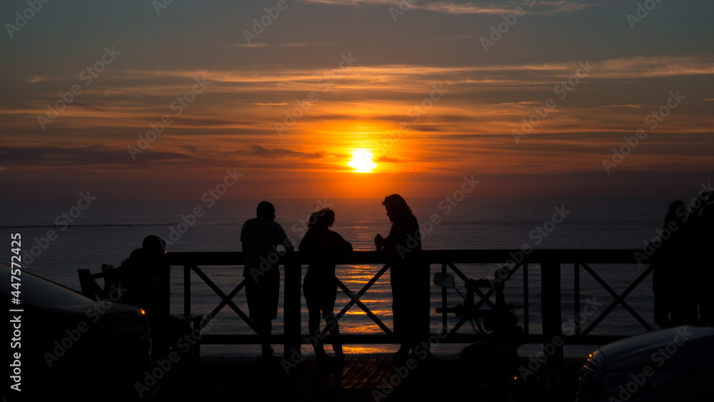 Fototapeta premium silhouette of people on the beach