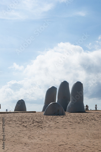 En uruguay en punta del este hay playas calidas con arenas increibles muchos atadeceres y gente que es feliz por el calor con su mano emblematica gigante photo