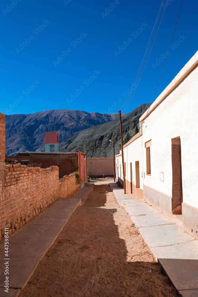 en salta, tucuman, argentina hay lugares que entre ruinas dan vida a la cultura del interior, indigenas, las iglesias, el cerro de los 7 colores, sus montañas, hacen magia