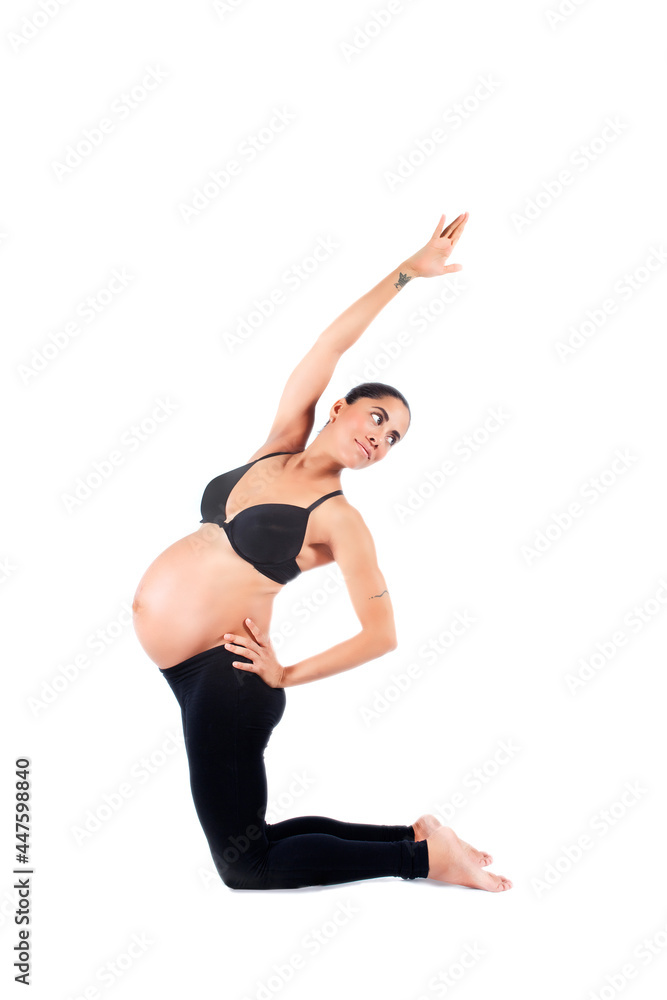 Mujer embarazada haciendo Yoga