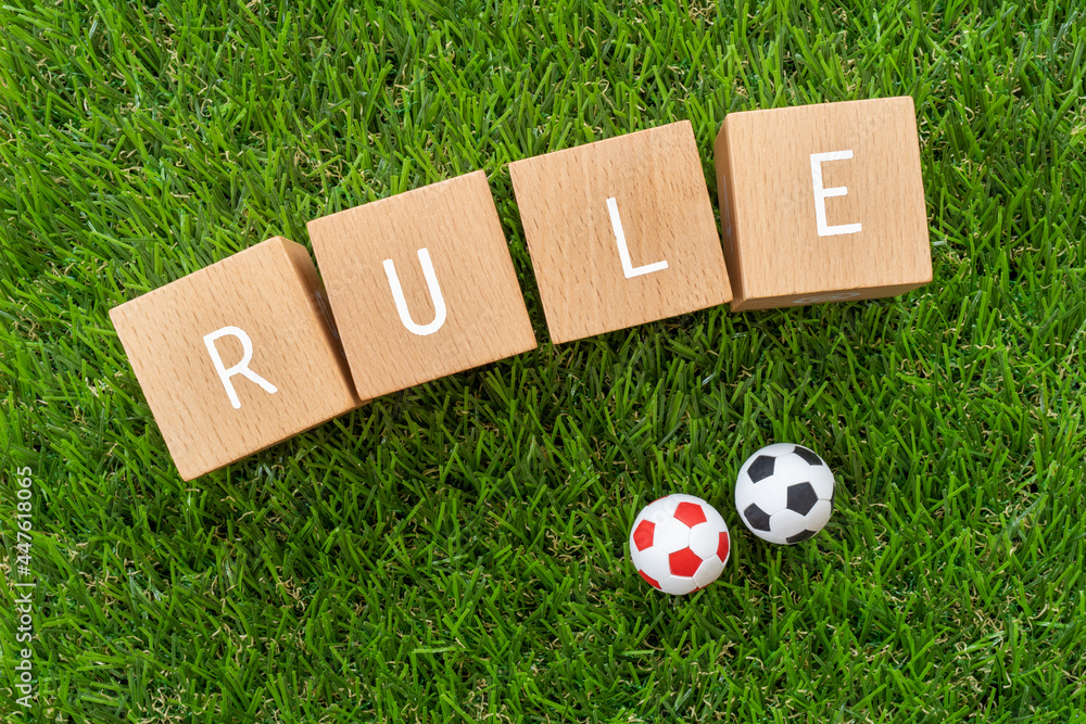 Obraz premium サッカーのルール｜「RULE」と書かれた積み木とサッカーボール