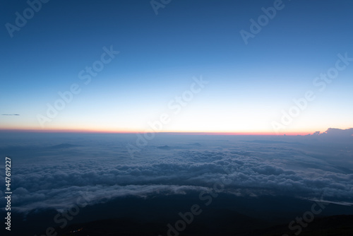 日の出直前の空と雲海