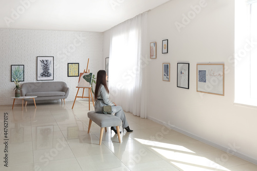 Young woman at exhibition i...
