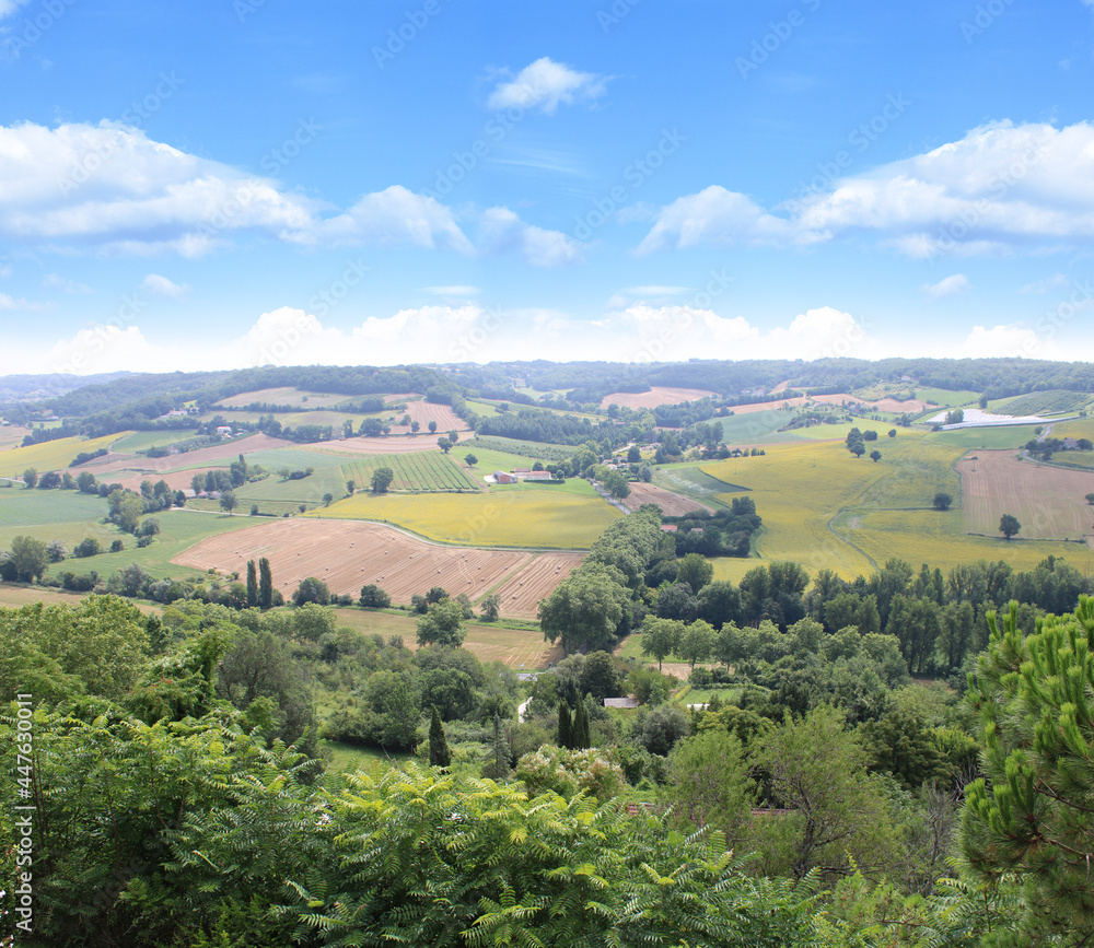 Beau paysage de campagne sous le ciel bleu, panorama, vue de haut, dans le sud de la France