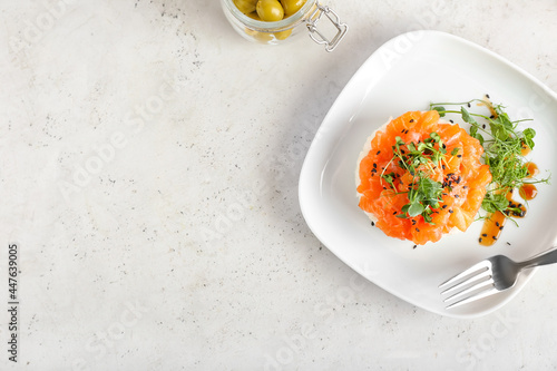 Fotografi Delicious salmon tartar on light background