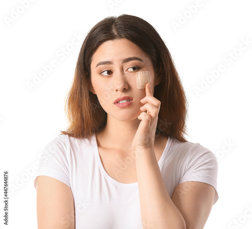 Young Asian woman with appl...