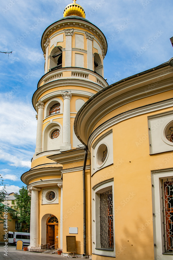 Obraz premium The estate of the rich merchants Dolgovs and the church located opposite the estate were built by outstanding architects of the 18th and 19th centuries in the style of Russian classicism.