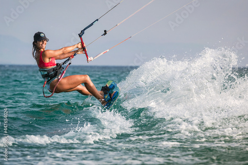 Mujer atractiva con gorra practicando kitesurf en la Playa de Los Lances, Tarifa, Cádiz, Andalucía, España © inigolaitxu