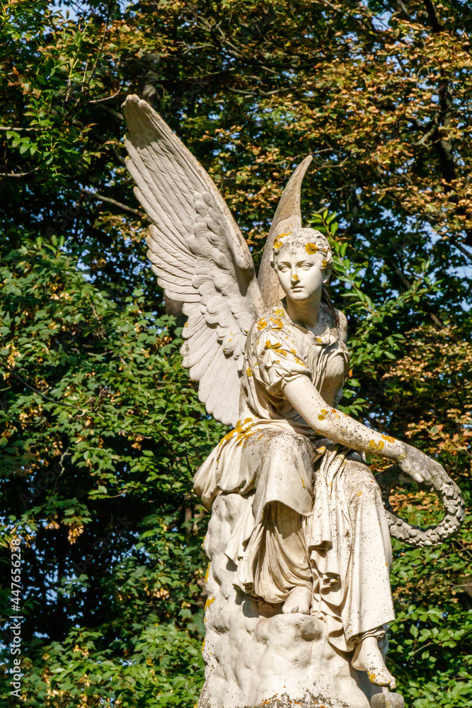 Obraz premium Friedensengel an einem Kriegerdenkmal