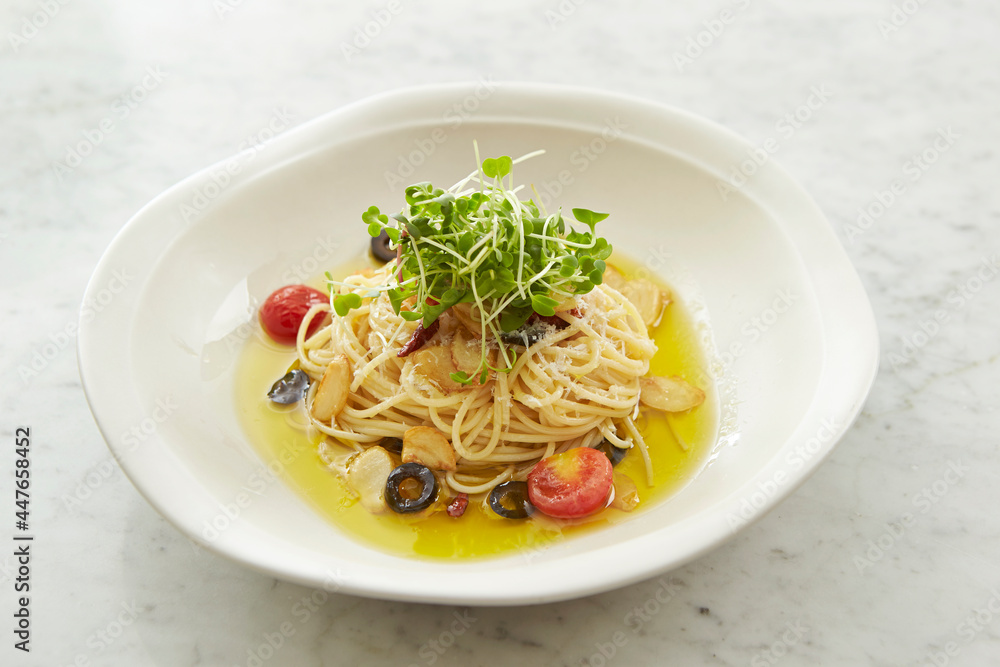 spaghetti with tomato sauce and basil spaghetti with tomato sauce and basil