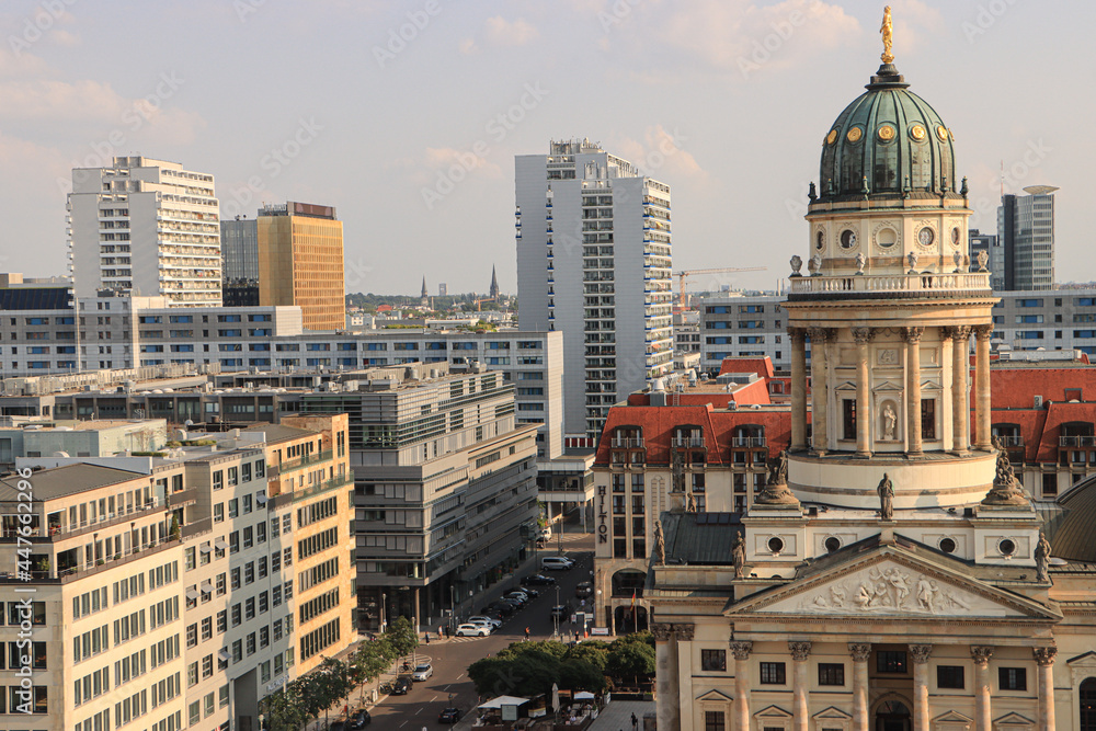 Obraz premium Berliner Blickwinkel; Gendarmenmarkt mit Deutschem Dom, Blick entlang der Markgrafenstraße nach Süden