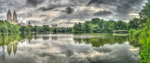 Obraz na plátně Central Park, New York City at the lake