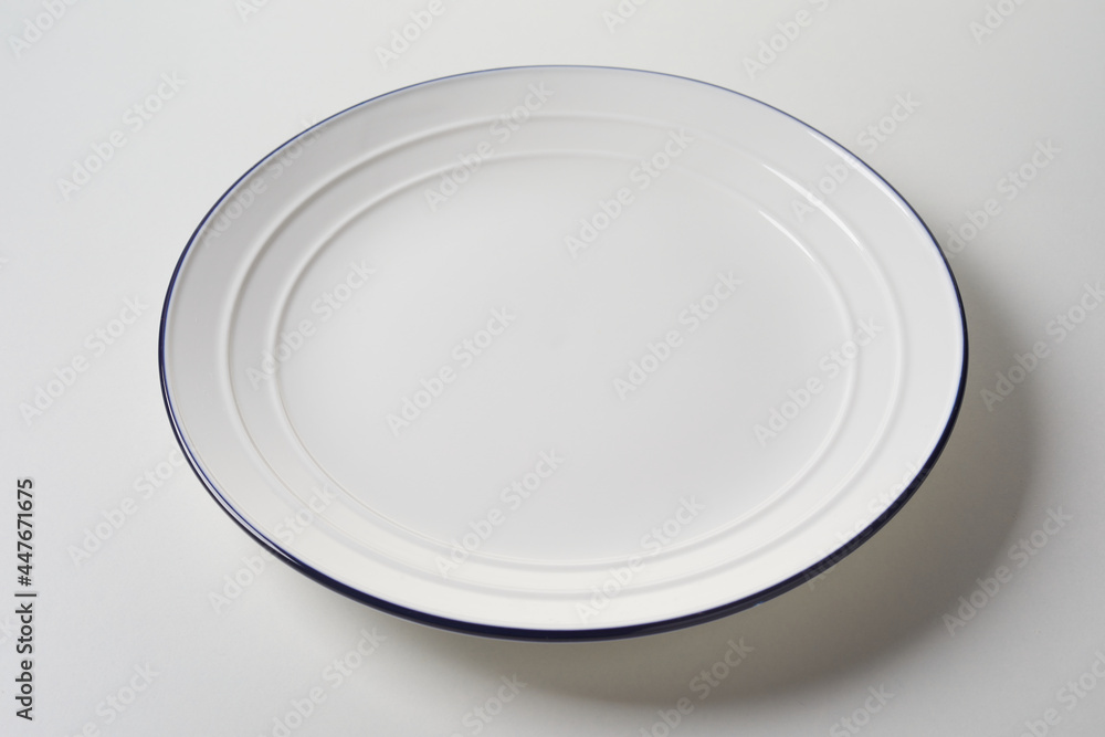 Ceramic plate with ribbed ornament Ceramic plate with ribbed ornament