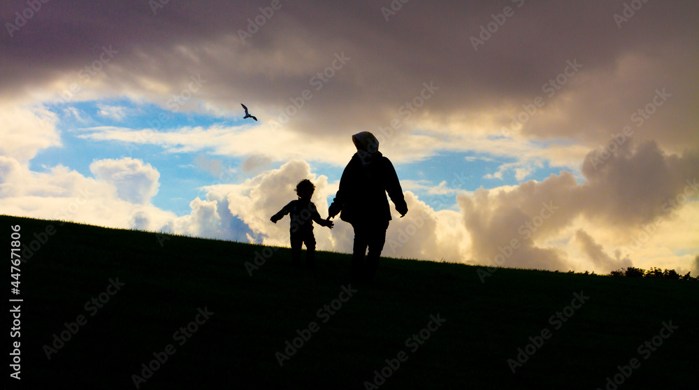 Fototapeta premium Mum and child silhouette
