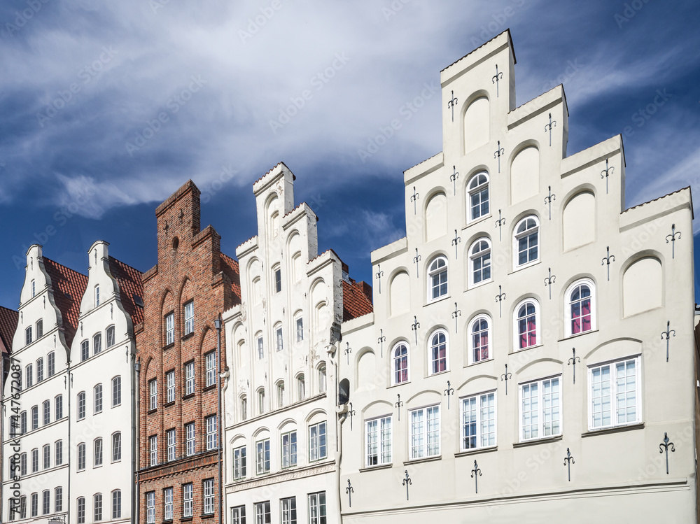 Lübecker Fassade an der Trave entzerrt sonnig