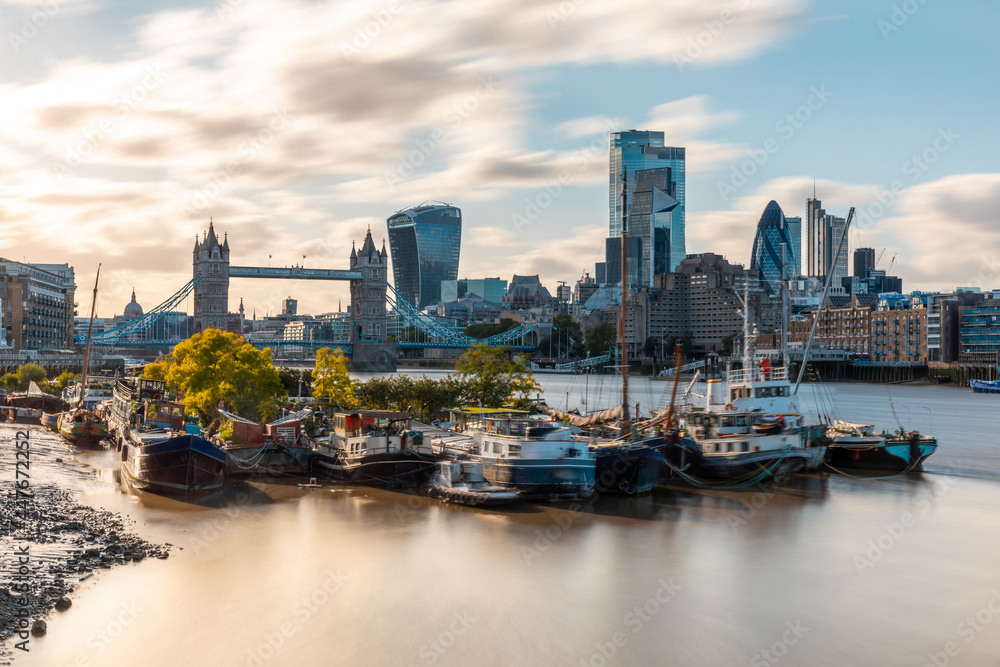 Fototapeta premium Tower bridge and London skyline view at sunset