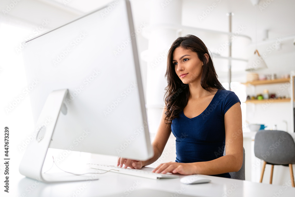 Obraz premium Business woman working on laptop from home office