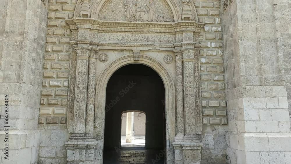Entrando al palacio Santa Cruz de estilo renacentista en Valladolid, España Entrando al palacio Santa Cruz de estilo renacentista en Valladolid, España