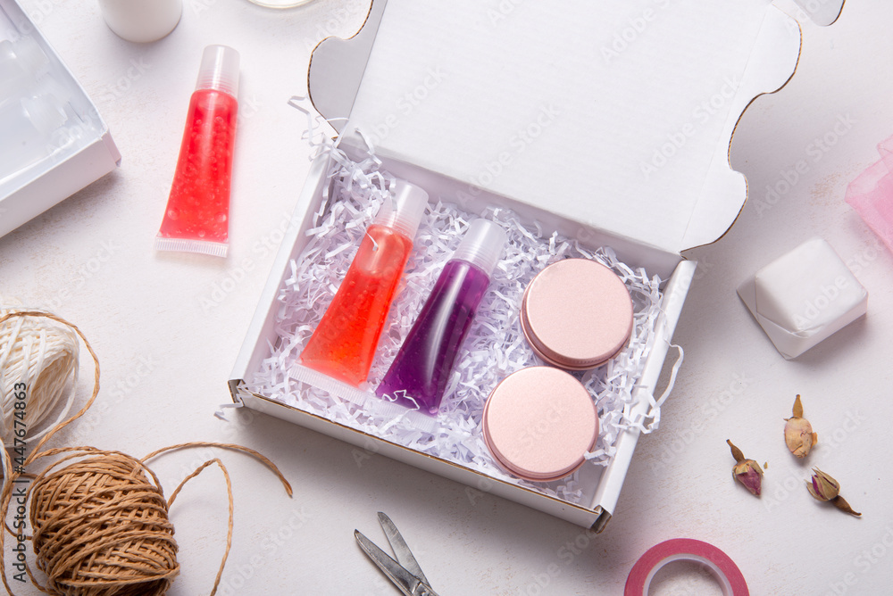 Set of homemade lip gloss in cardboard box - obrazy, fototapety, plakaty 