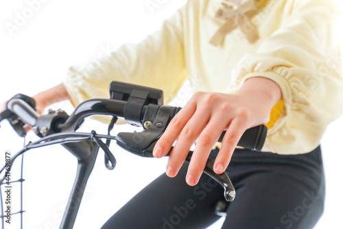自転車に乗る若い女性 © maroke
