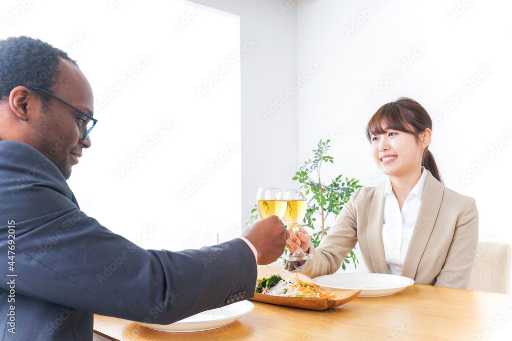 食事を楽しむビジネスパーソン 食事を楽しむビジネスパーソン