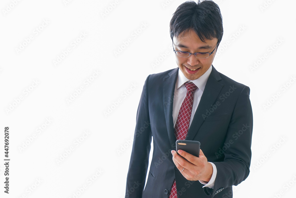 家で仮眠を取る女性