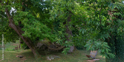 Edelkastanien  Castanea sativa  auch Esskastanie im Garten mit Schaukeln und Badeteich  Italien  Europa   Panorama