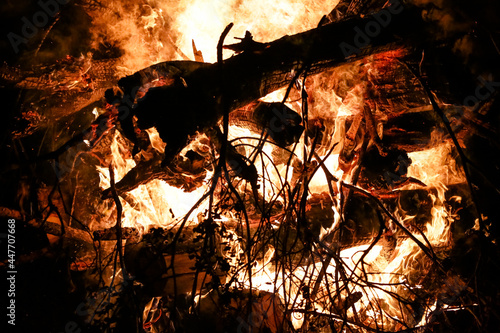 Fogueira com chamas alta no meio da fazenda. © Luis Lima Jr
