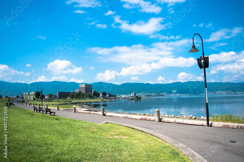 初夏の諏訪湖と遊歩道