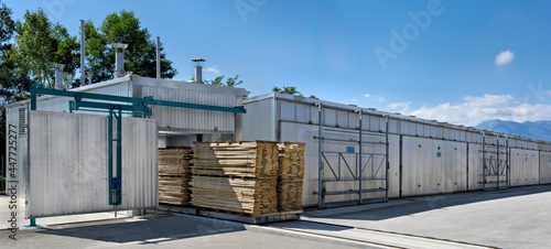 Industrial oven for wood seasoning
