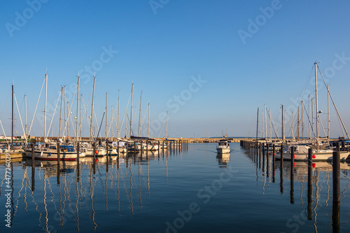 Segelboote im Hafen von Sassnitz auf der Insel R  gen am Abend