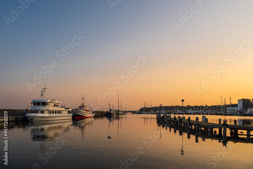 Schiffe im Hafen von Sassnitz auf der Insel Rügen am Abend © Rico Ködder