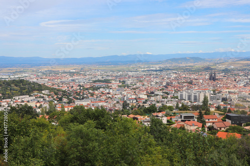 Auvergne-Rhône-Alpes - Vue du Puy de Dôme sur Clermont-Ferrand et son église