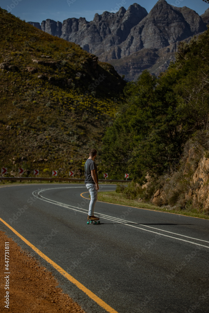 Obraz premium Longboarding down a mountain pass
