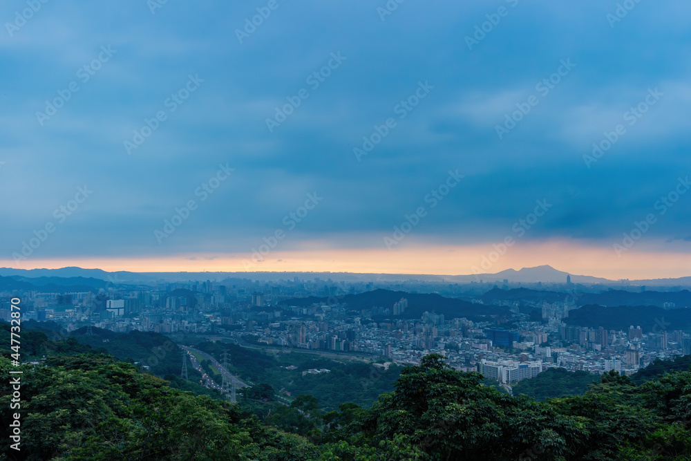 Obraz premium Afternoon high angle view of the cityscape form Wenshan District